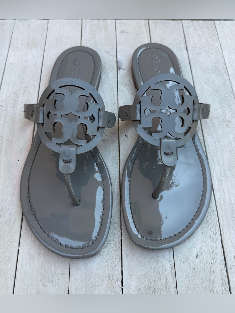 Tory Burch Glossy Gray Miller Logo Thong Sandals - Picture 3 of 11